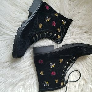 BETSEY JOHNSON

BUGSY VELVET COMBAT BOOT
